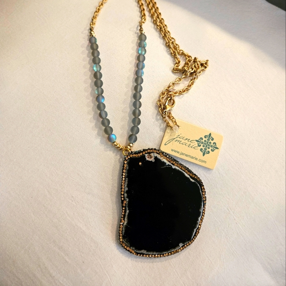 Brand new Elegant Black Pendant Necklace